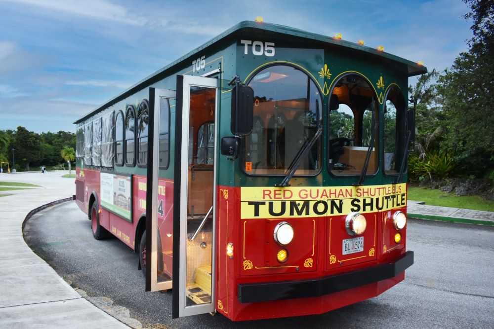 グアムの赤いシャトルバス